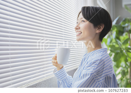 中年婦女放鬆喝咖啡 中年婦女放鬆喝咖啡 107627283
