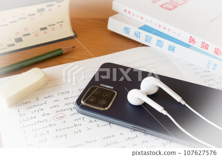 Smartphone and earphone online learning 107627576