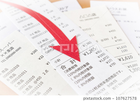 Downward arrow and receipt Household budget 107627578