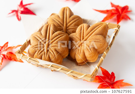 Momiji manju and autumn leaves in a six-eyed basket 107627591