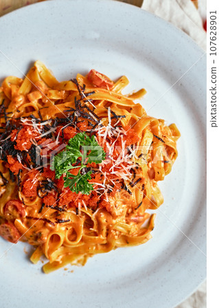 creamy sauce pasta with ebiko 107628901