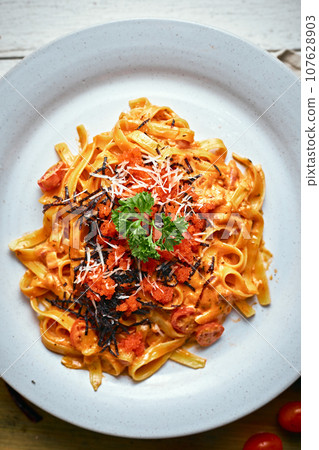 creamy sauce pasta with ebiko 107628903