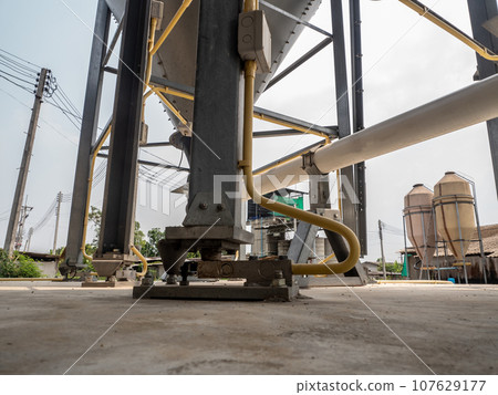 Weight-measuring equipment is supported under the legs of the large silo Weight-measuring equipment is supported under the legs of the large silo 107629177