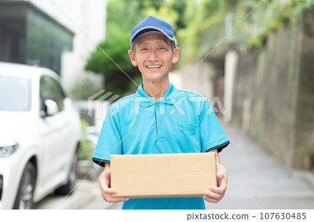 Delivery, luggage, side job 107630485