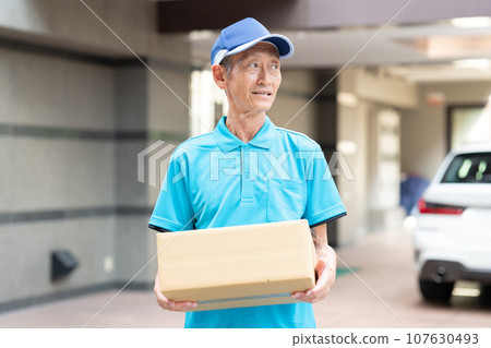 Delivery, luggage, side job 107630493