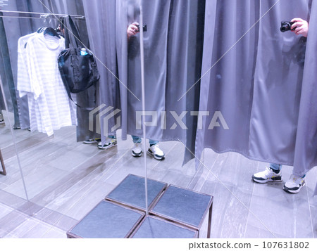 This is the fitting room. This is the fitting room. 107631802