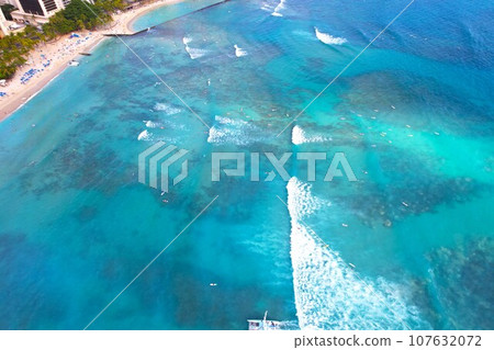 Aerial view of Waikiki Beach 107632072