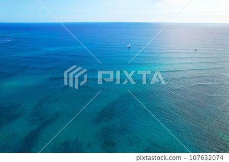 Aerial view of Waikiki Beach 107632074