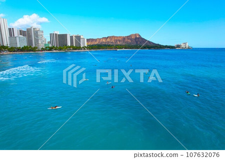 Aerial view of Waikiki Beach 107632076