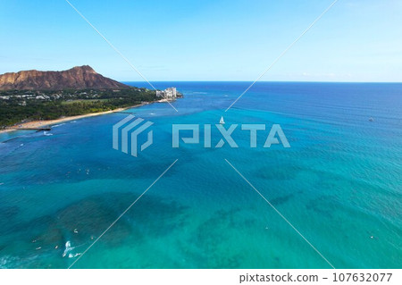 Aerial view of Waikiki Beach 107632077