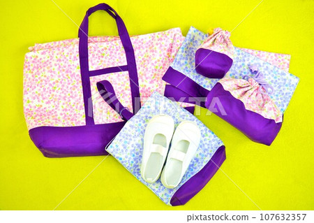 Kindergarten entrance preparation set, kindergarten bag, shoe bag, lunch bag, and cup holder placed on a yellow-green carpet Kindergarten entrance preparation set, kindergarten bag, shoe bag, lunch bag, and cup holder placed on a yellow-green carpet 107632357