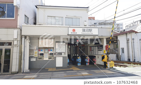 Tokyu Ikegami Line Hasunuma Station platform entrance towards Kamata Tokyu Ikegami Line Hasunuma Station platform entrance towards Kamata 107632468