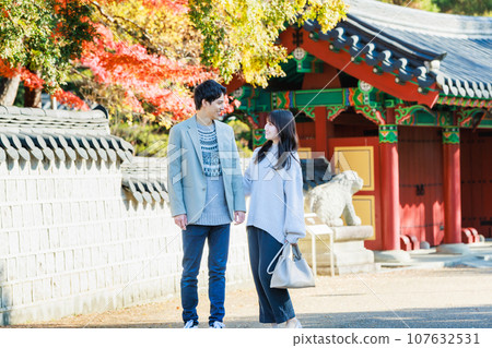 Couple enjoying autumn sightseeing 107632531