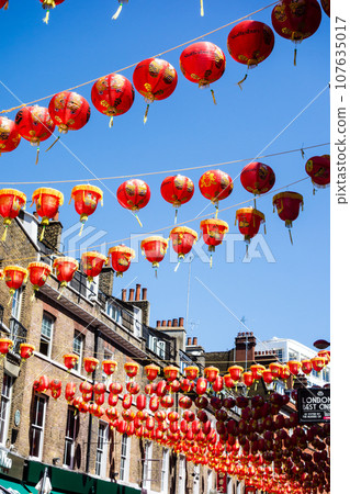 在明亮的藍天下，倫敦唐人街裝飾著許多紅燈籠 107635017