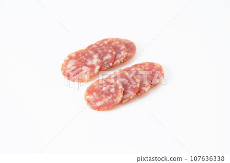 薩拉米香腸白色背景 薩拉米香腸白色背景 107636338