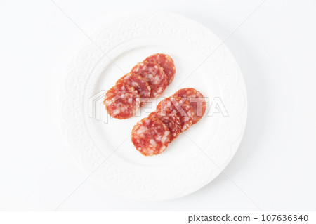 薩拉米香腸白色背景 薩拉米香腸白色背景 107636340