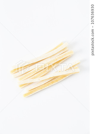 起司鱈魚白色背景 107636930