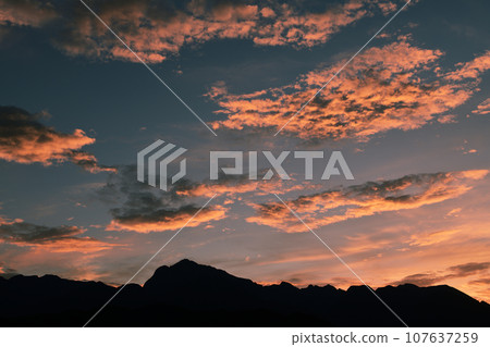 Sunset clouds above Mt. Kaikomagatake in the Southern Alps, Hakushu Town, Hokuto City 107637259
