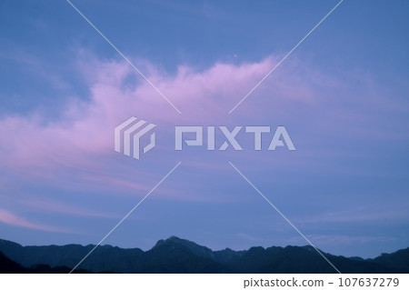 Sunrise clouds above Mt. Kaikomagatake in the Southern Alps, Hakushu-cho, Hokuto City Sunrise clouds above Mt. Kaikomagatake in the Southern Alps, Hakushu-cho, Hokuto City 107637279