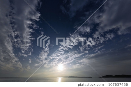 傍晚的天空，雲彩呈放射狀展開/秋季/超廣角/天基/231001pm 107637466