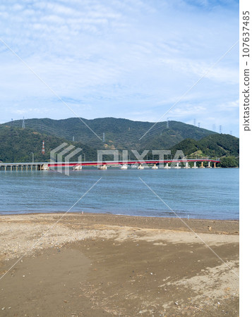 青戶大橋（連接國道27號線和大島半島的犬崎的橋樑）和小浜灣。福井縣大井郡大井町。 （垂直構圖） 107637485