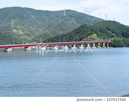青戶大橋(連接國道27號線和大島半島的犬崎的橋樑)和小浜灣。福井縣大井郡大井町。 青戶大橋(連接國道27號線和大島半島的犬崎的橋樑)和小浜灣。福井縣大井郡大井町。 107637486