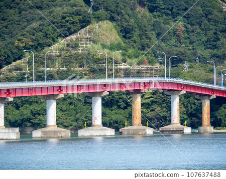 青戶大橋(連接國道27號線和大島半島的犬崎的橋樑)和小浜灣。福井縣大井郡大井町。 青戶大橋(連接國道27號線和大島半島的犬崎的橋樑)和小浜灣。福井縣大井郡大井町。 107637488