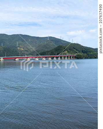 青戶大橋(連接國道27號線和大島半島的犬崎的橋樑)和小浜灣。福井縣大井郡大井町。 (垂直構圖) 青戶大橋(連接國道27號線和大島半島的犬崎的橋樑)和小浜灣。福井縣大井郡大井町。 (垂直構圖) 107637490