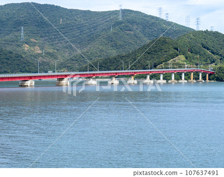青戶大橋（連接國道27號線和大島半島的犬崎的橋樑）和小浜灣。福井縣大井郡大井町。 107637491