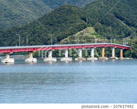 青戶大橋(連接國道27號線和大島半島的犬崎的橋樑)和小浜灣。福井縣大井郡大井町。 青戶大橋(連接國道27號線和大島半島的犬崎的橋樑)和小浜灣。福井縣大井郡大井町。 107637492