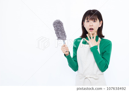 A surprised housewife in her 30s holding a handy mop 107638492