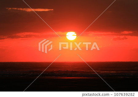 朝日從海上升起 朝日從海上升起 107639282