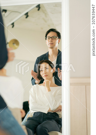 美髮沙龍理髮師和顧客 107639447