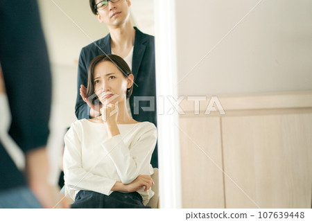 美髮沙龍理髮師和顧客 107639448