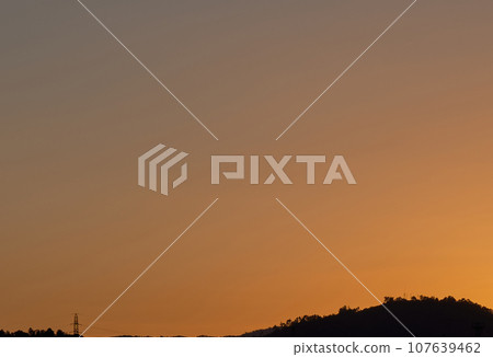 明亮而美麗的秋天日落 107639462