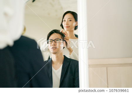 美髮師和男顧客的肖像 美髮師和男顧客的肖像 107639661