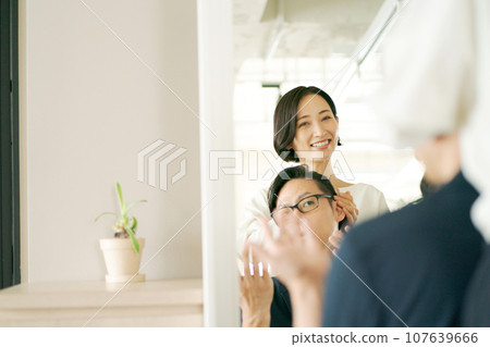 美髮師和男顧客的肖像 107639666