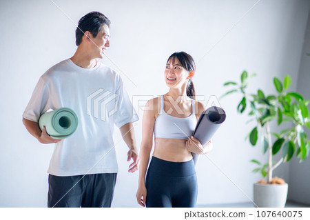 Men and women attending a fitness club 107640075