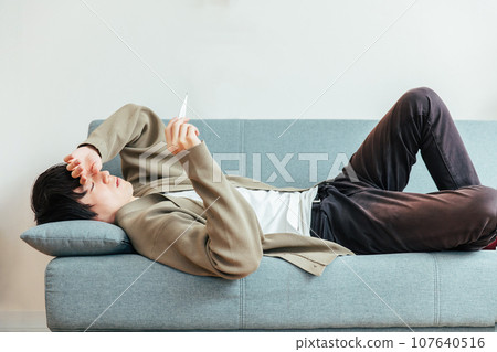A man who is unwell catch a cold 107640516