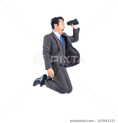 PNG中年商人用雙筒望遠鏡跳躍-剪紙背景透明 107641315