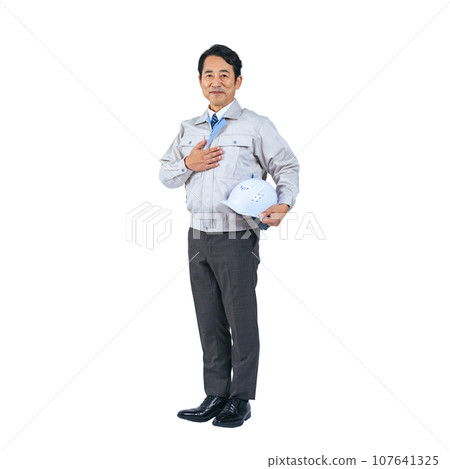 PNG中年男性工程師把手放在胸前，剪裁背景透明 107641325