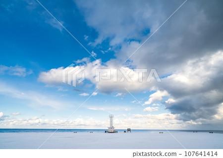 "Aomori Prefecture" Winter scenery of Hashikami Lighthouse Kofunato Coast 107641414