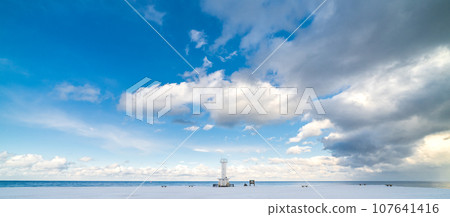 「青森縣」橋上燈塔小船渡海岸的冬景 107641416