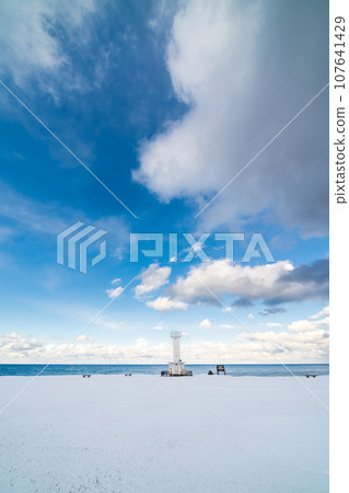 "Aomori Prefecture" Winter scenery of Hashikami Lighthouse Kofunato Coast 107641429