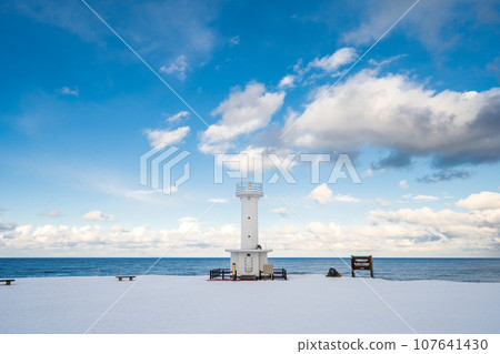 "Aomori Prefecture" Winter scenery of Hashikami Lighthouse Kofunato Coast 107641430