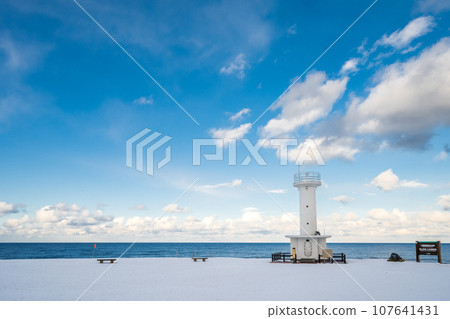"Aomori Prefecture" Winter scenery of Hashikami Lighthouse Kofunato Coast 107641431