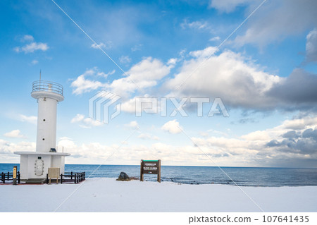 「青森縣」橋上燈塔小船渡海岸的冬景 107641435