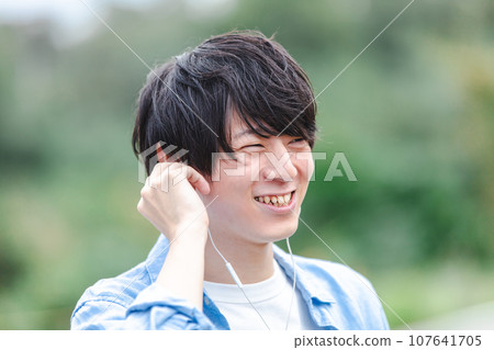 戴著耳機耳機的微笑男人 107641705