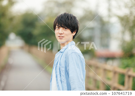 男人回頭凝視 107641719