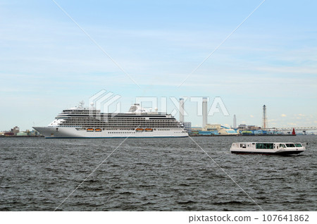 Seven Seas Explorer and Seabass Zero (Yokohama Minato Mirai) 107641862